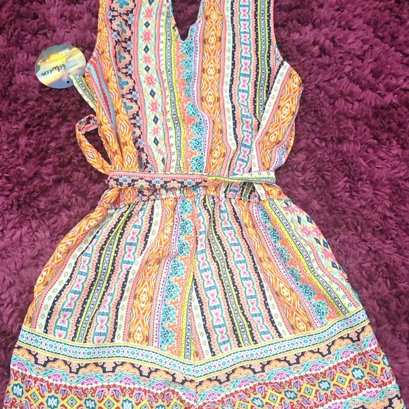 NWT Womens multi-colored Romper size small. - Picture 3 of 8
